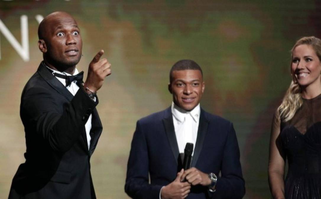 La loca mirada de Didier Drogba en un momento de la ceremonia del Balón de Oro 2019.