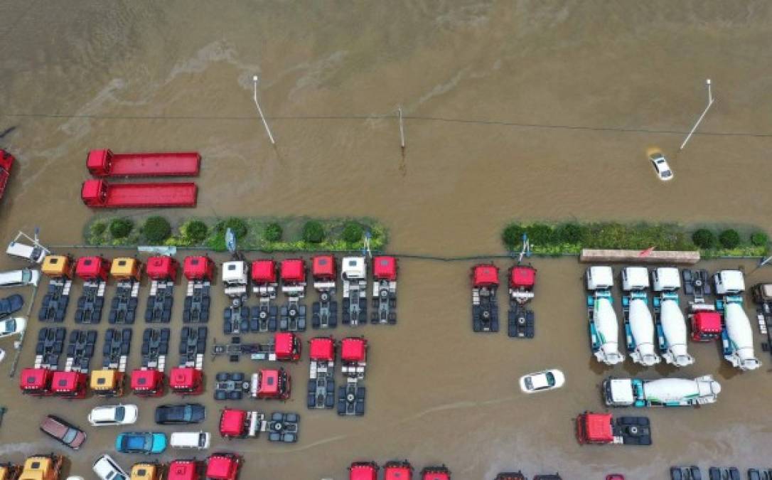 Zhengzhou resultó particularmente afectada por las inundaciones, hasta el punto de que un vagón de metro quedó sumergido el martes, matando a 12 personas.