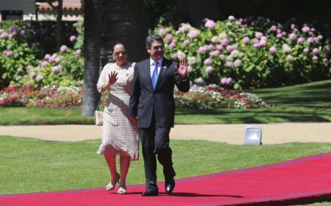 La primera dama de Honduras destacó por su elegancia durante la juramentación, con un atuendo color nude, que combinó con tacones bajos y bolsa del mismo tono.