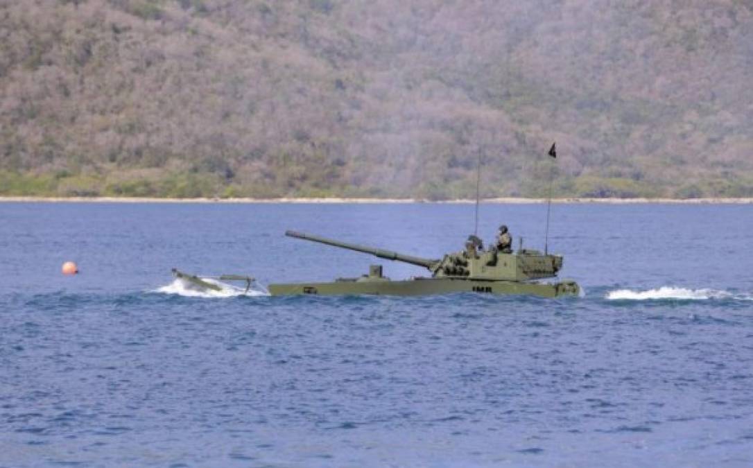 Ante el respaldo de Estados Unidos a Guaidó, Maduro se aferra al poder de la mano de los militares.