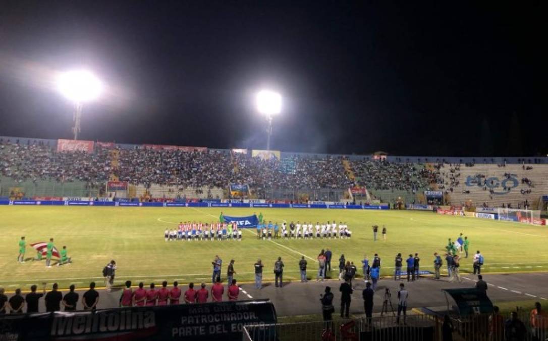 Las selecciones de Honduras y Puerto Rico en el campo posando antes del inicio del juego.