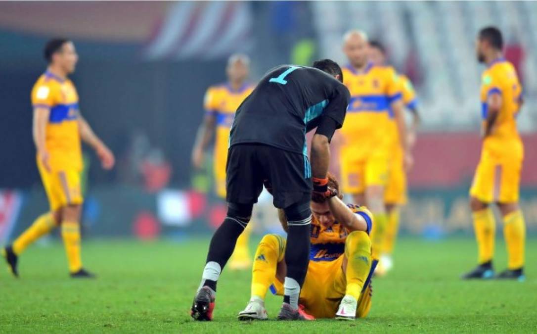 El portero argentino Nahuel Guzmán ayudando y consolando a un compañero.