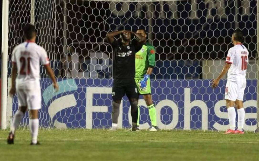 El delantero colombiano del Honduras Progreso, Óscar Lucumí, se lamenta tras fallar una ocasión frente a la portería del Olimpia en el primer tiempo.