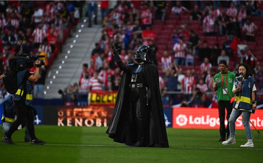 Darth Vader se robó las miradas en la previa del derbi madrileño en el Wanda Metropolitano.