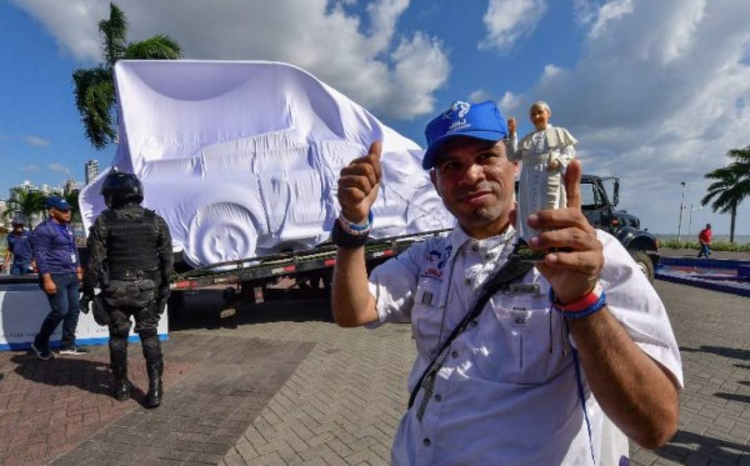 Francisco usará también un 'Papamóvil' fabricado en Colombia que llegó a Panamá la semana pasada y que fue usado el año pasado por el líder religioso durante su visita a ese país sureño.<br/>
