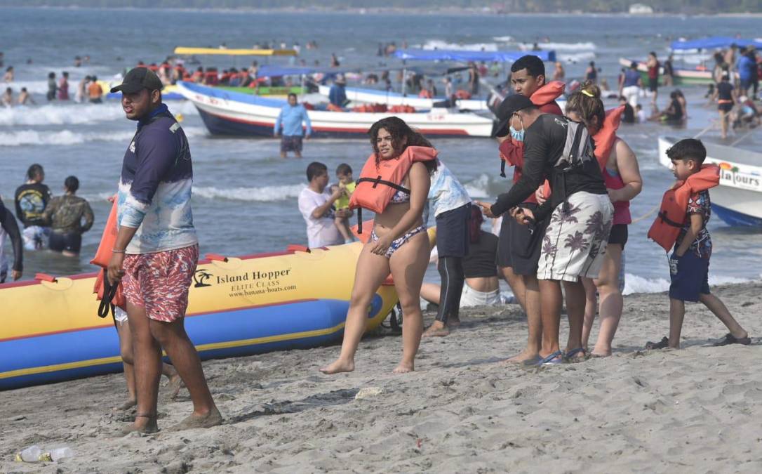 Cientos de hondureños llegaron este jueves 6 de abril a la playa municipal de Tela, para compartir con su familia o amigos en esta Semana Santa 2023.