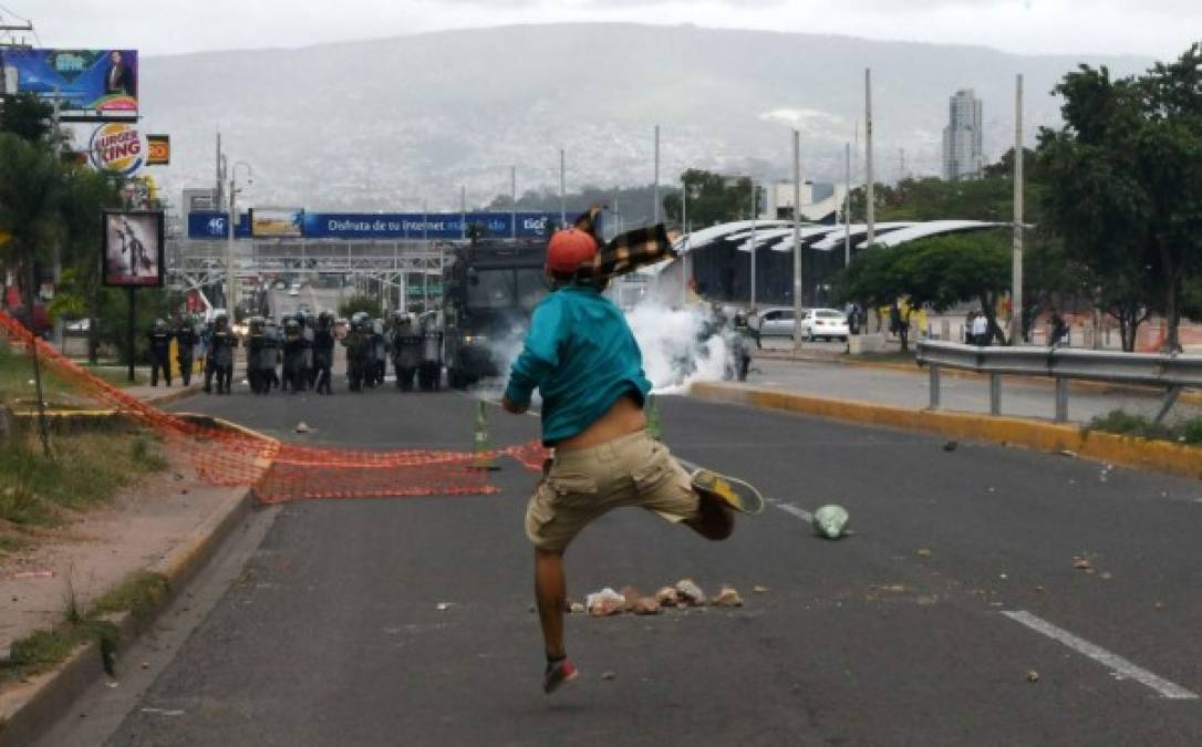 Los estudiantes contraatacaron con palos y piedras y devolviendo algunas de las bombas de gases. AFP