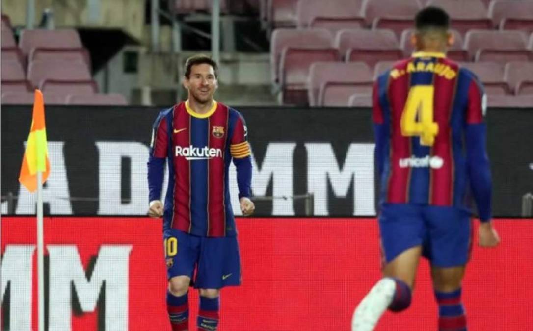 Messi esperando a Ronald Araújo para celebrar. El argentino le dio la asistencia en un córner.