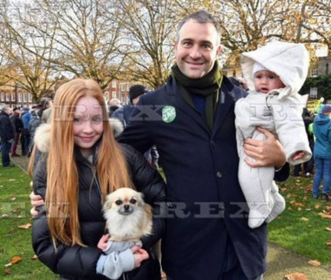 La prensa británica señala que la adolescente conducía el vehículo por la propiedad cuando se volcó.