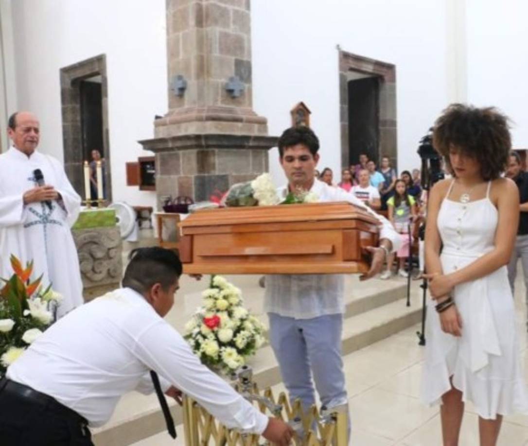 Ferdinando Valencia, de 36 años, había hecho hincapié en que quería despedir a Dante en su pueblo, con su gente y en la iglesia que lo vio crecer. Así las cosas, vestidos de blanco, tanto el actor como Brenda Kellerman llegaron a la misa junto al mellizo Tadeo y su hermana mayor, Sofía, para recibir la bendición de Dios y la oración por el eterno descanso de Dante.<br/><br/>