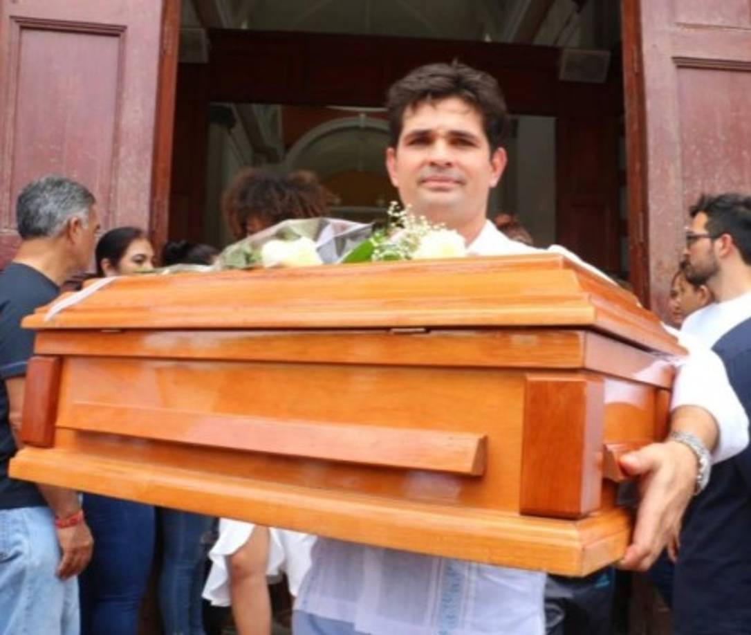 El pueblo se volcó en amor para los abatidos padres y sus familiares y recibieron el ataúd de Dante con aplausos, reconociéndolo como el guerrero que fue.<br/><br/>