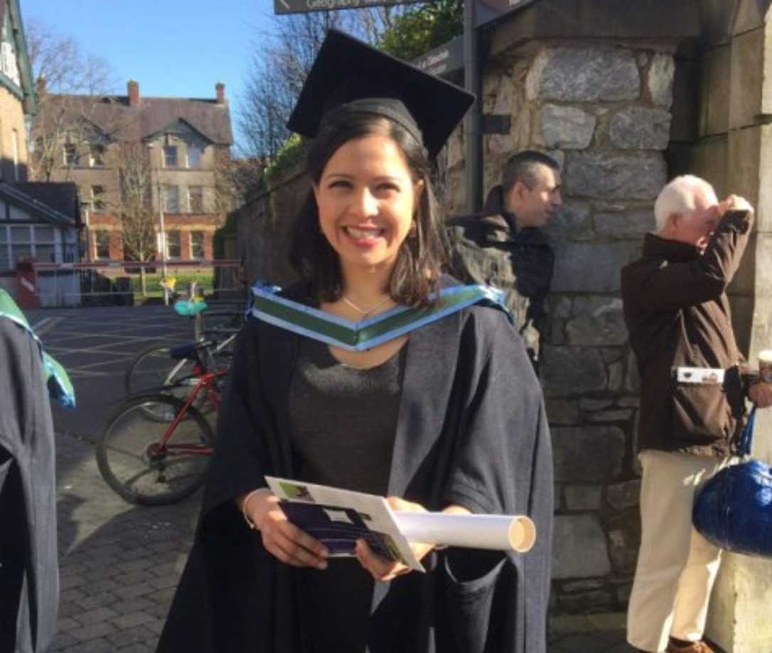 Yensi Flores - Microbióloga y Química clínica<br/><br/>La científica hondureña Yensi Flores, graduada en biología de la UNAH, con una maestría en<br/>biología molecular con bioinnovación en Irlanda.<br/><br/>El campo de estudio de la capitalina es el pronto diagnóstico de enfermedades <br/>transmitidas por zancudos. Flores ha sido reconocida por sus trabajos científicos en Irlanda.<br/>