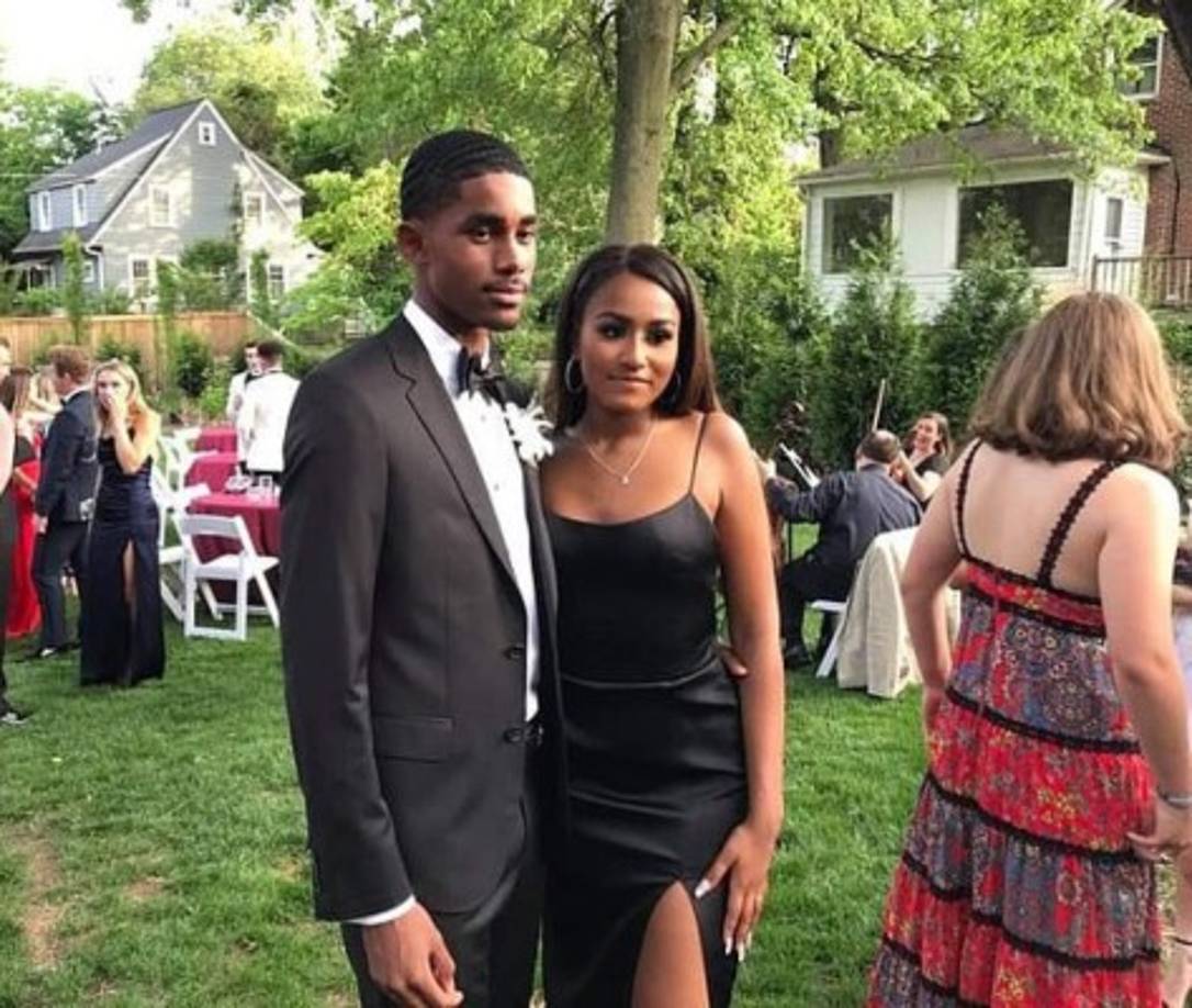 La pareja posó para el lente de sus familiares y compañeros en unas imágenes que se filtraron en redes sociales y que se convirtieron en tendencia en Twitter este fin de semana.