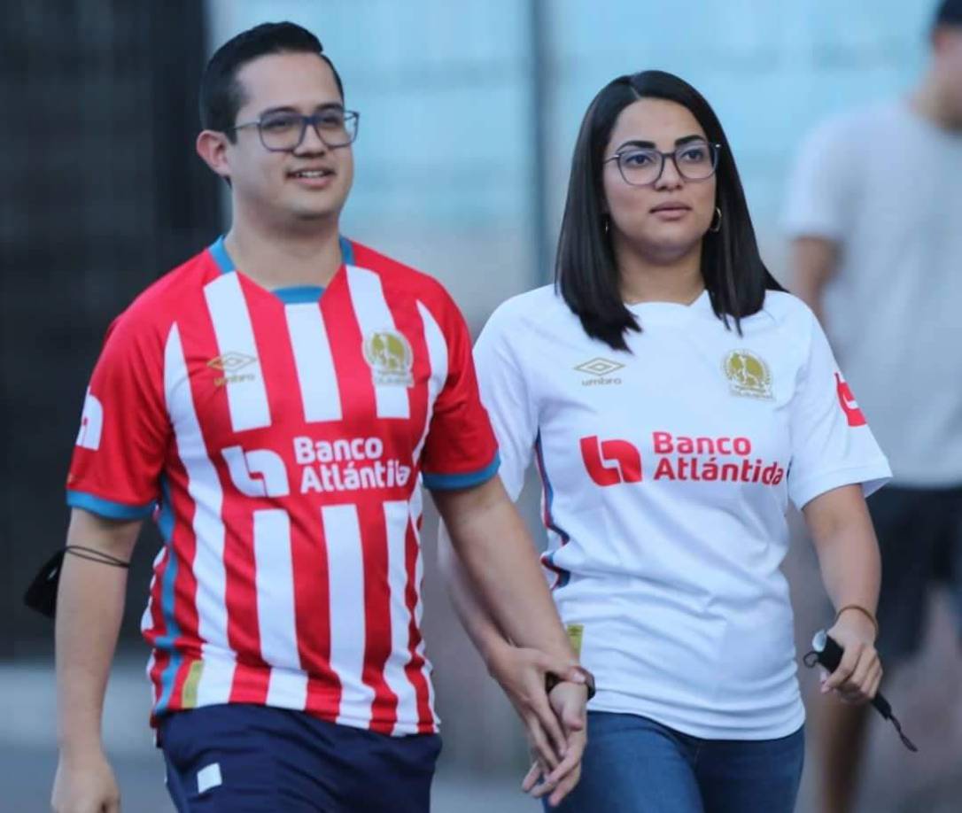Bellas chicas y la Ultra Fiel: el ambientazo en la semifinal de vuelta Olimpia-Motagua en el Nacional