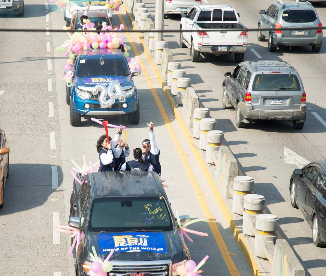 Como es tradición los vehículos familiares fueron decorados con globos coloridos para transportar a los Seniors durante la caravana.