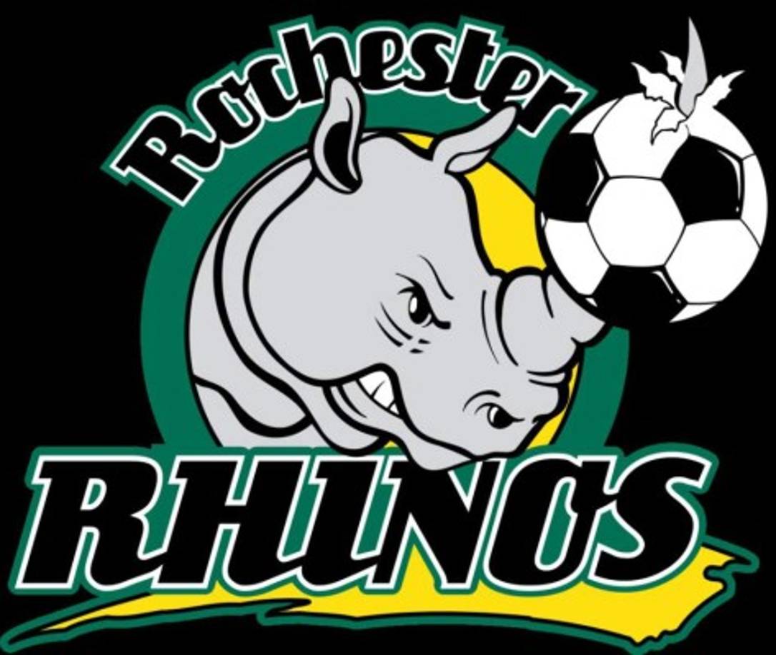 Rochester Rhinos. El mismo nombre del equipo marca la tendencia en su escudo. Participa en una liga alterna de Estados Unidos, nada que ver con la MLS.