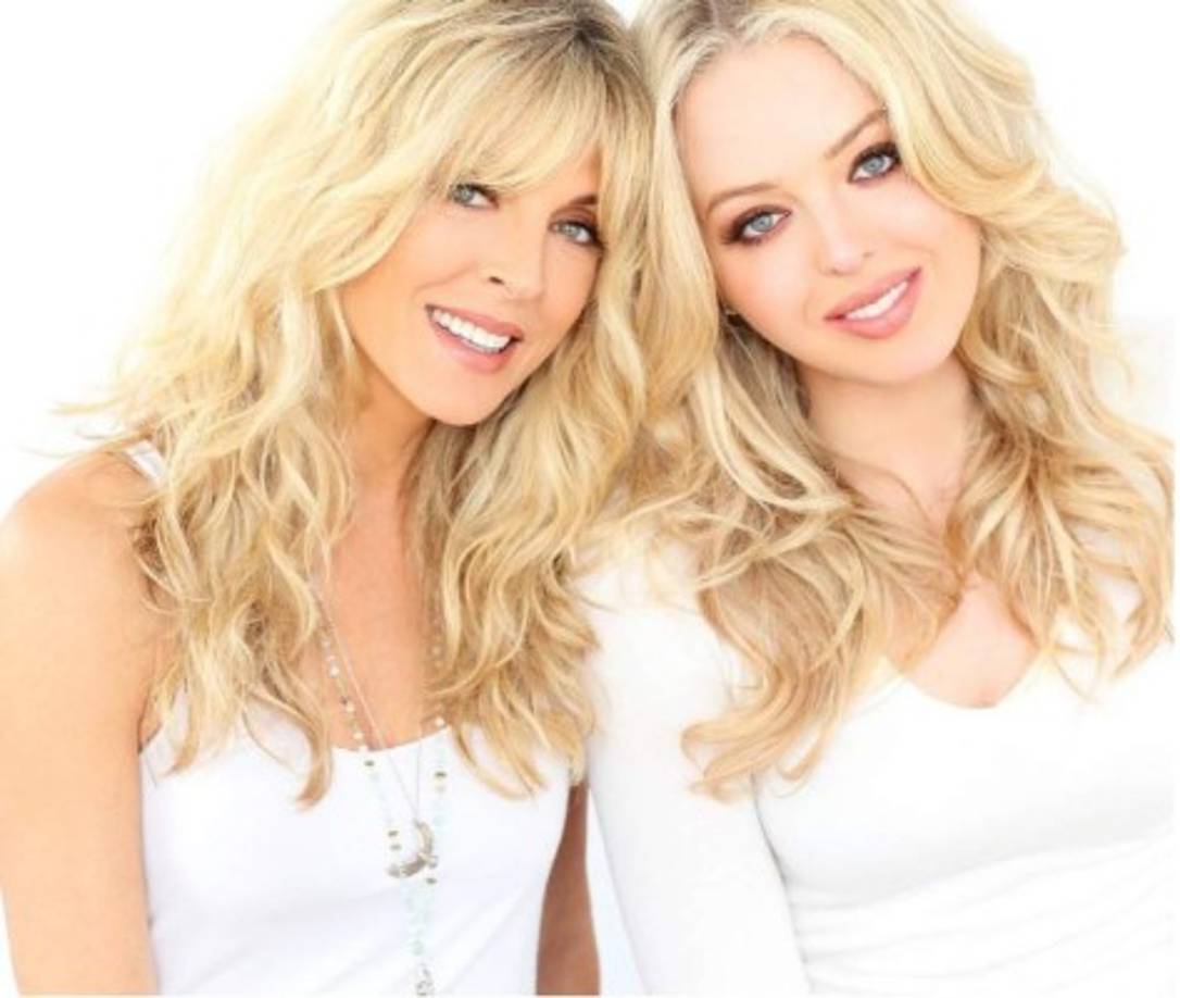 Sus padres le pusieron el nombre de Tiffany en alusión a la prestigiosa firma de joyas. Esta es una de las muchas imágenes junto a su bella madre que comparte en las redes sociales.