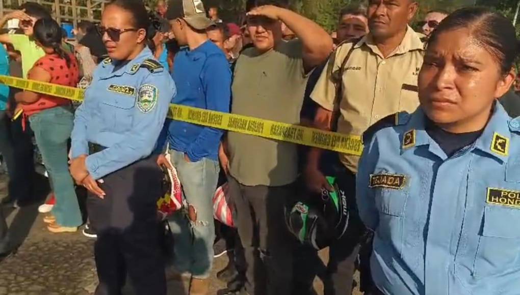 Algunos de los fallecidos se dirigían a su trabajo en Santa Rosa de Copán, según relatos de sus familiares que llegaron al sitio del accidente, que según las versiones preliminares pudo obedecer a la alta velocidad del autobús que regresaba de dejar migrantes.