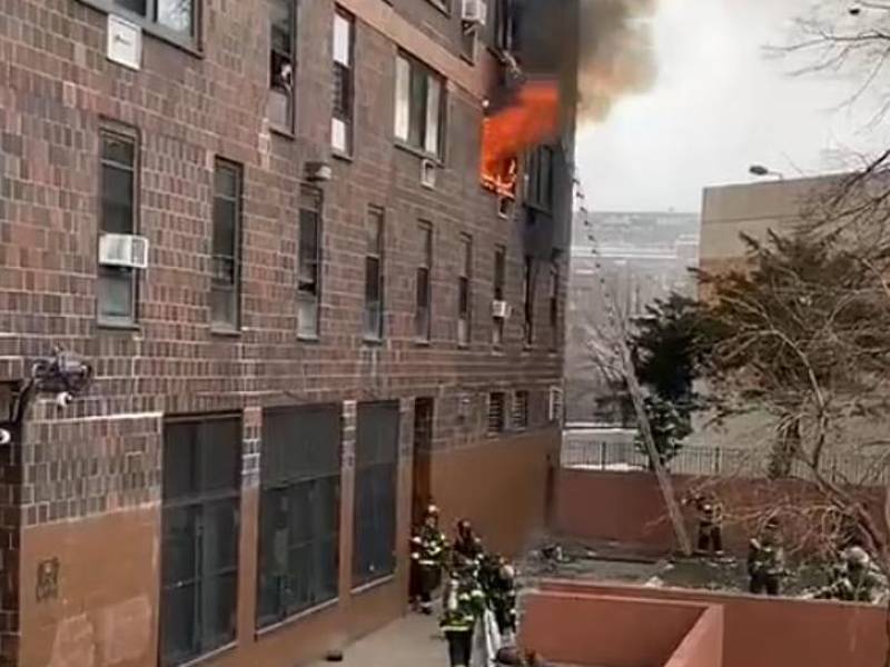 Al menos 19 personas murieron y decenas resultaron heridas en el incendio de un edificio en el barrio neoyorquino del Bronx, “uno de los peores” de la historia de la megalópolis, anunció el alcalde Eric Adams.