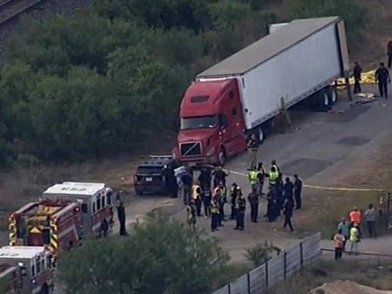 Personal de emergencia rescató a unos 16 migrantes del “tráiler de la muerte” en las afueras de San Antonio.