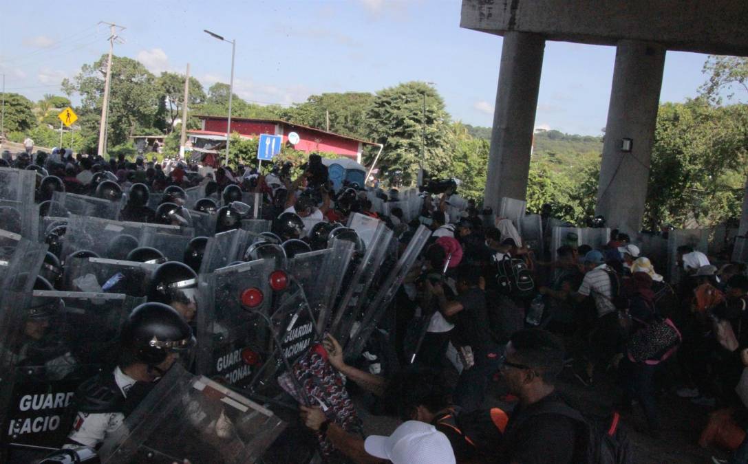 La Guardia Nacional y el Instituto Nacional de Migración implementaron un operativo con la intención de detenerlos a la altura del poblado de Viva México, pero los migrantes rompieron el cerco y avanzaron, cuyo enfrentamiento dejó un menor herido. 