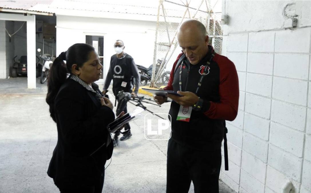 El que fuera entrenador de la Selección de Honduras fue abordado por el personal de la logística de la Concacaf para certificar algunos datos del partido.