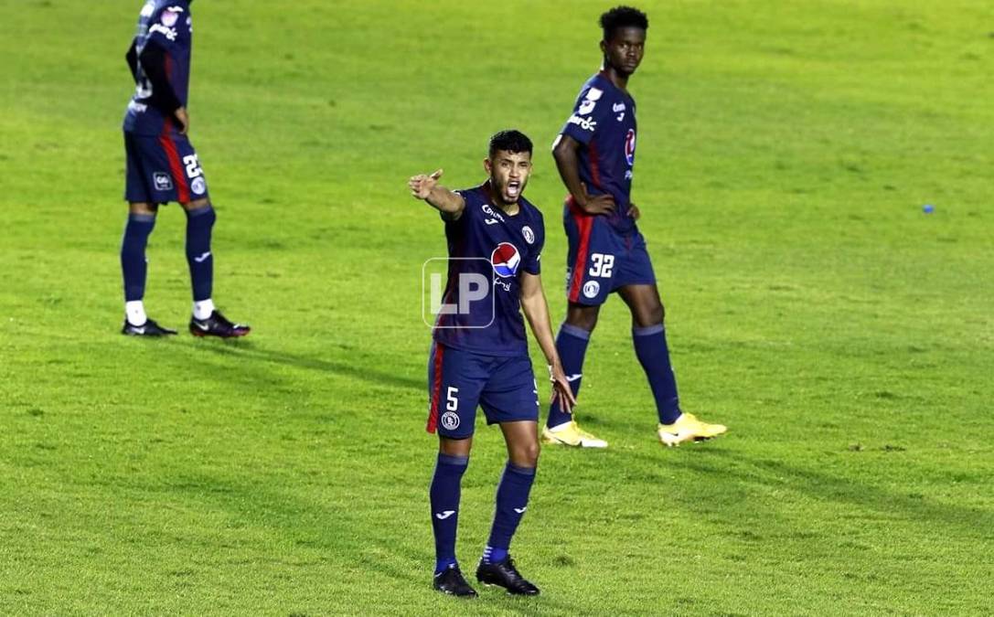 Marcelo Pereira se molestó mucho por los reclamos tras los primeros dos goles de Juan Anangonó, la pesadilla del Motagua.