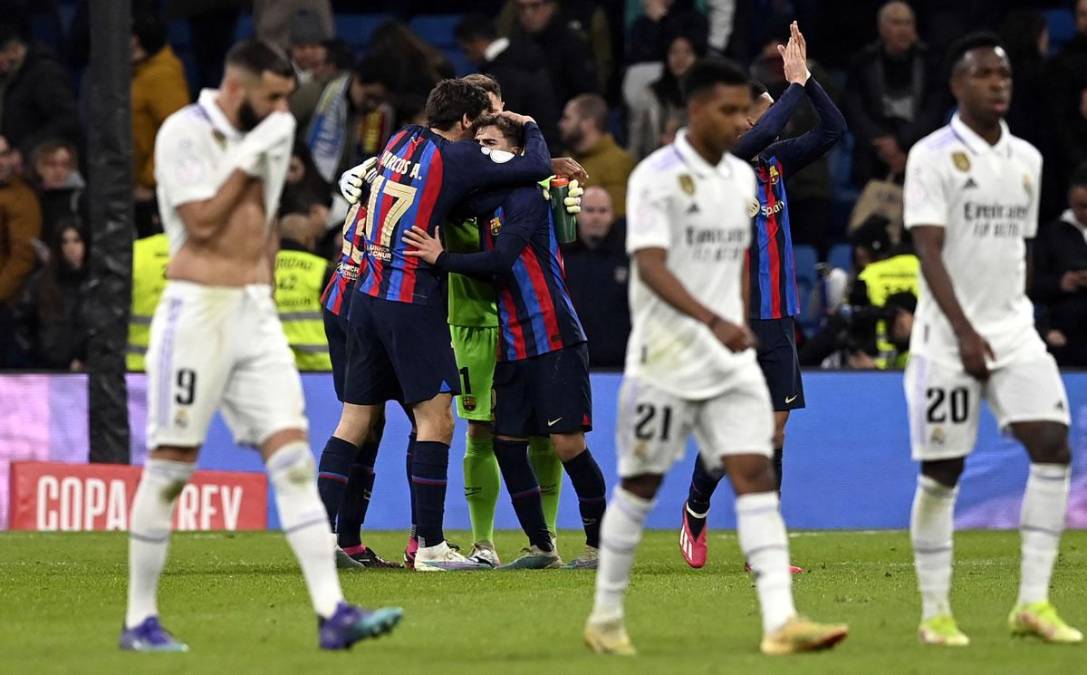 Jugadores del Real Madrid salieron cabizbajos del campo tras la derrota frente al Barcelona.