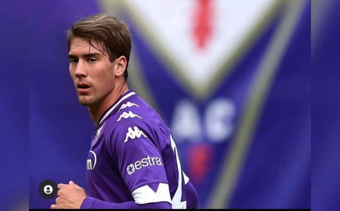 El París Saint Germain se ha interesado en fichar a Dusan Vlahovic, delantero serbio que destaca en la Fiorentina de Italia. Lo ve como posible reemplazo de Mbappé si el francés decide no seguir con ellos.