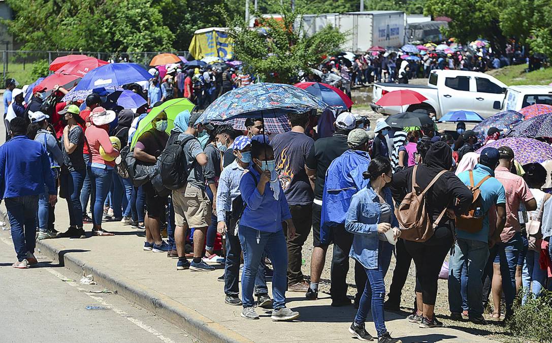 En tanto, Honduras, con casi diez millones de habitantes, ha inmunizado a cerca del 40% de su población con vacunas compradas o donadas por el mecanismo Covax de la Organización Mundial de la Salud (OMS) y algunos organismos privados.