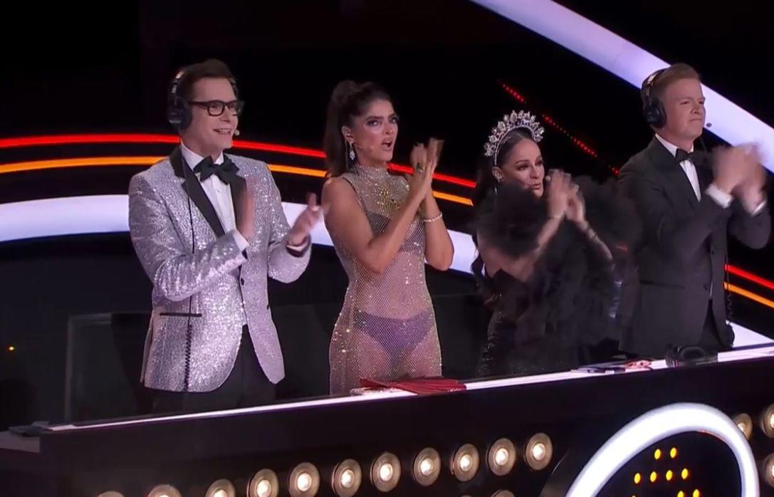 Los cuatro jueces se pusieron de pie para ovacionar a Cesia.