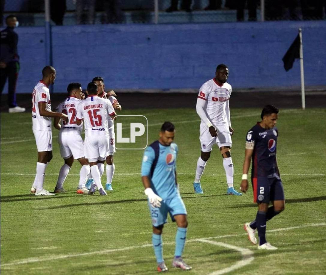 Jugadores del Olimpia celebrando el glazo de Michaell Chirinos, mientras Marlon Licona y Denil Maldonado reaccionaron cabizbajos.