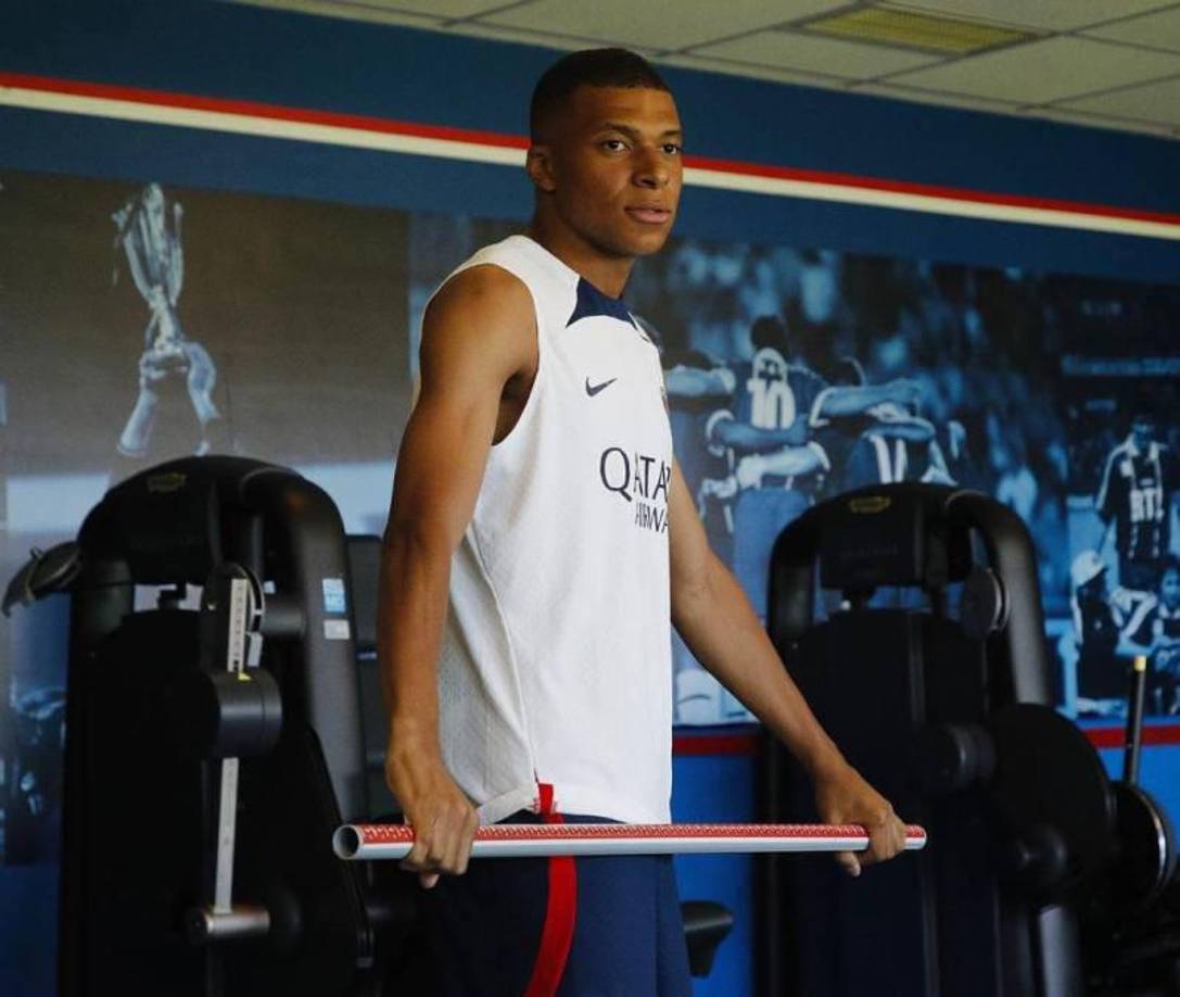Informa L’Equipe, que Mbappé habría acordado dejar de percibir entre 100 y 150 millones de euros para poder volver a jugar con el PSG.