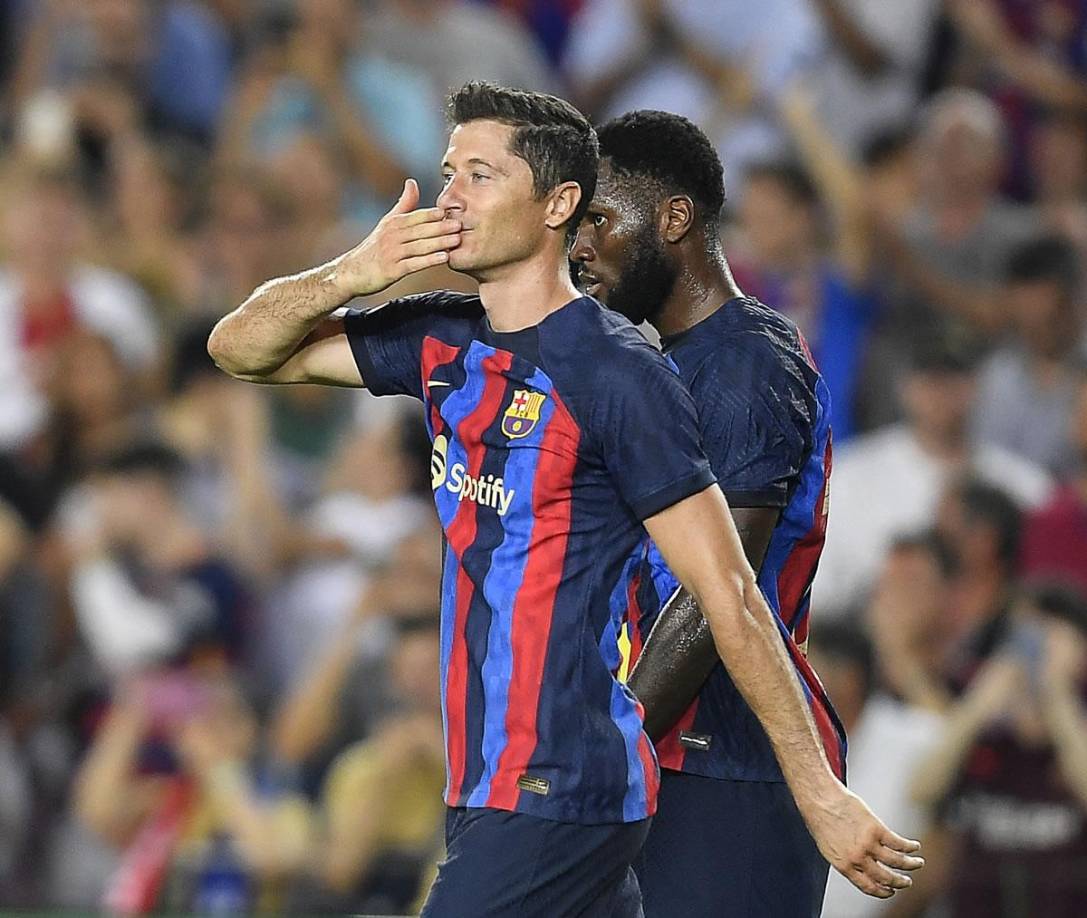 El beso de Robert Lewandowski dedicado a alguien especial que estaba en el estadio Camp Nou.