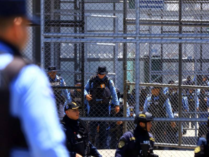 Desde la mañana de ayer que entraron los policías se dedicaron a buscar armas en las paredes y enterradas, pero no tuvieron resultados. Fotos Franklyn Muñoz