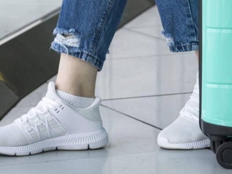 La mujer escondía el oro en sus zapatos.