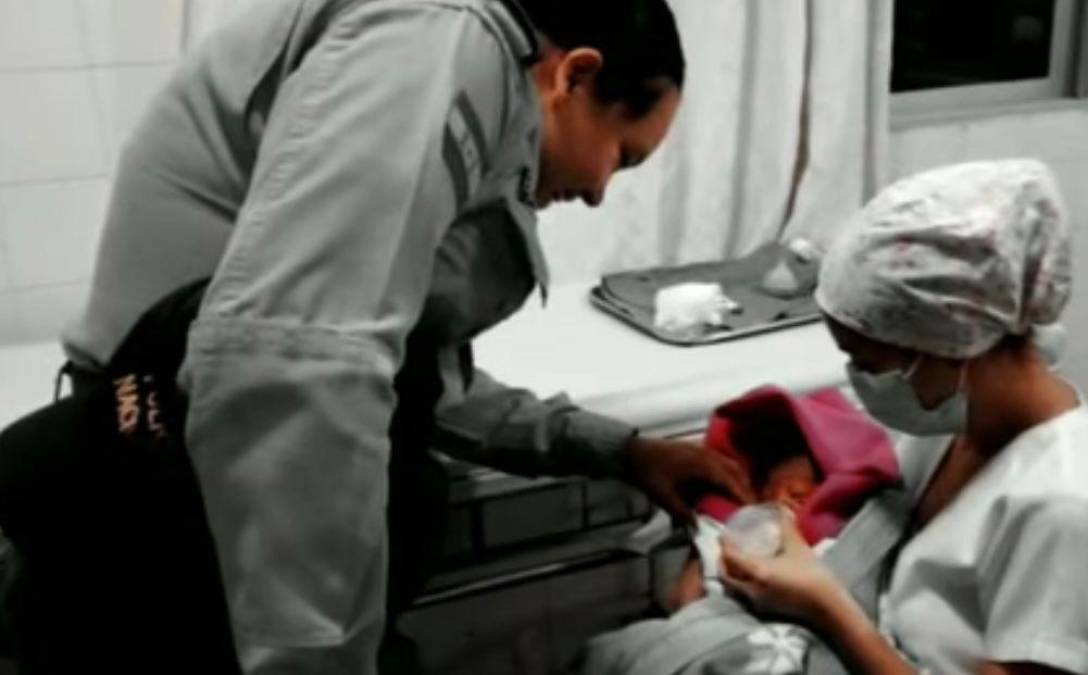 Policías rescataron a bebé abandonada en solar baldío