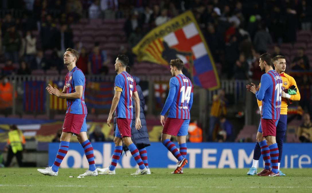 Medios españoles informan que los aficionados del FC Barcelona despidieron a su equipo con silbidos. Los seguidores que llegaron al Camp Nou no soportaron más otra caída.