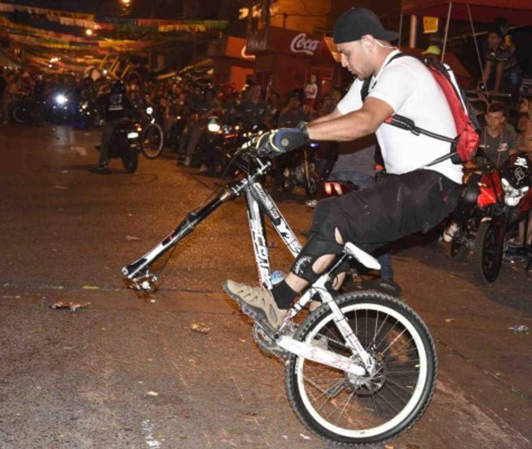 Que a la bici le falte una rueda no es impedimento para este acróbata.