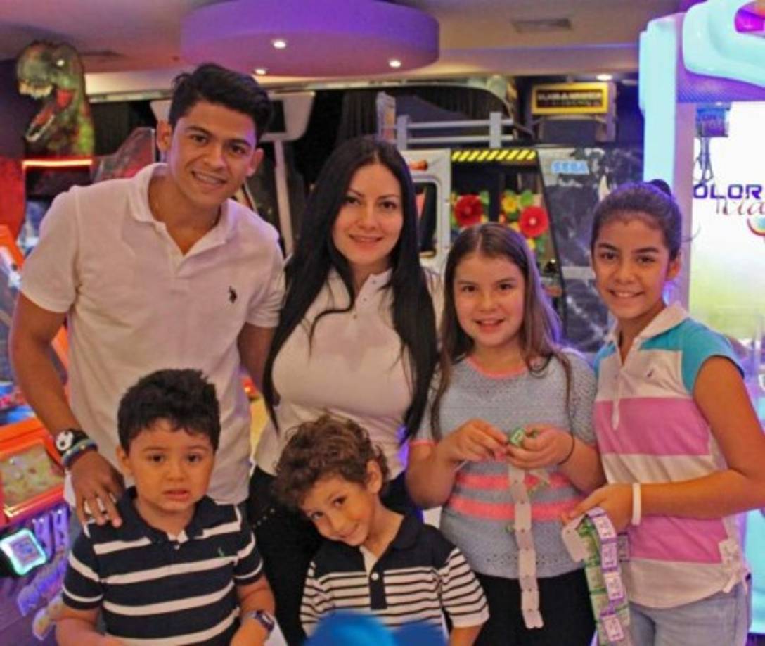 Ariana Herchi ya está comprometida con Roberto Navas.