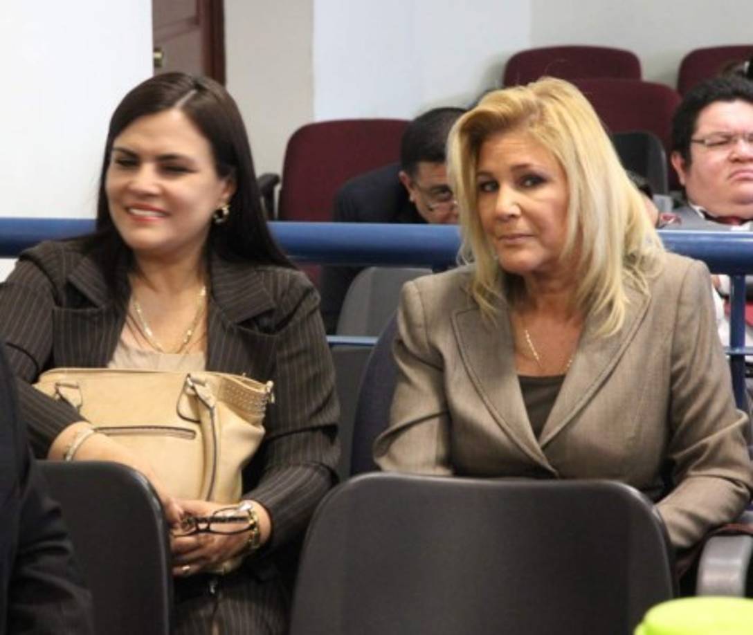 La esposa de Saca evitó la cárcel tras pagar una fianza de 250 mil dólares. Su esposo sigue en prisión acusado del desvío de 246 millones de dólares de cuentas de Casa Presidencial hacia cuentas privadas.