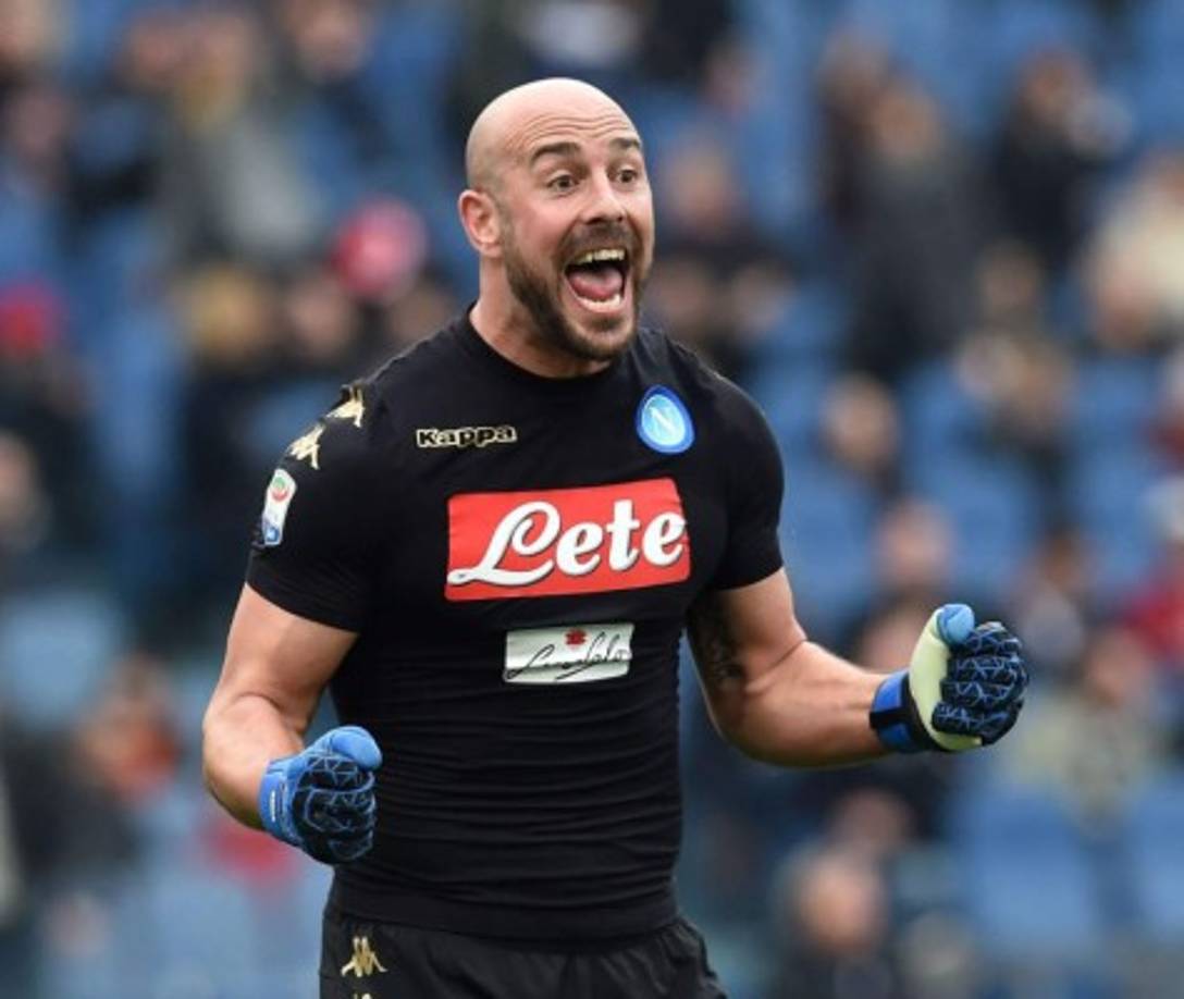Según Sportitalia, el Napoli ya tendría sobre la mesa una oferta del PSG de 5 millones por Pepe Reina más la cesión de uno de sus porteros Alphonse Areola o Kevin Trapp. El técnico Unai Emery parece que no confía en sus guardametas por lo que estaría dispuesto a ceder a uno para que el español fuese titular. 'El interés del PSG es real y Reina no renovará con el Napoli', declaró el agente de Pepe Reina. El PSG le ofrecerían un contrato de dos años por 3.5 millones el curso.