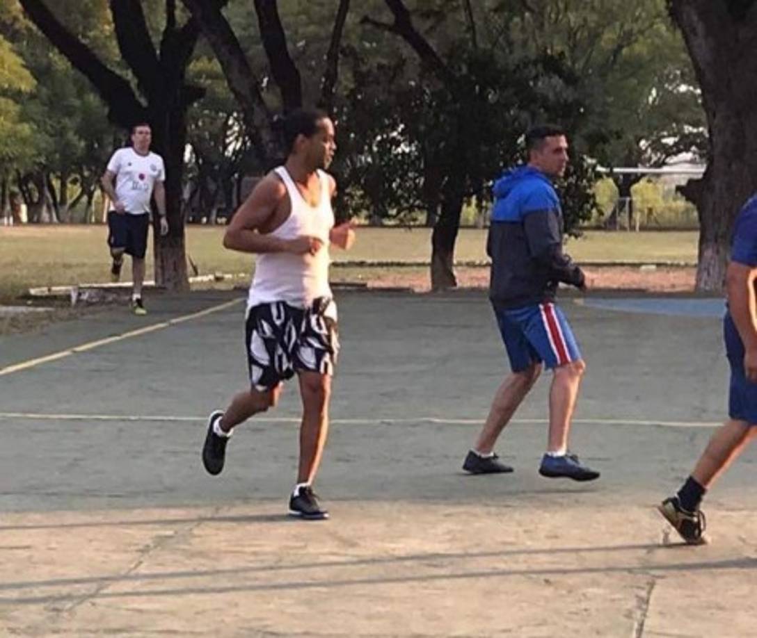 El comisario Blas Vera, jefe de la Agrupación Especializada de la Policía Nacional, aseguró en contacto con 1000 AM que Ronaldinho se negó a participar del torneo que disputan los internos, pero que desde este viernes comenzó a jugar algunos partidos de fútbol sala, fuera de la competencia. Foto @ABCTVpy.