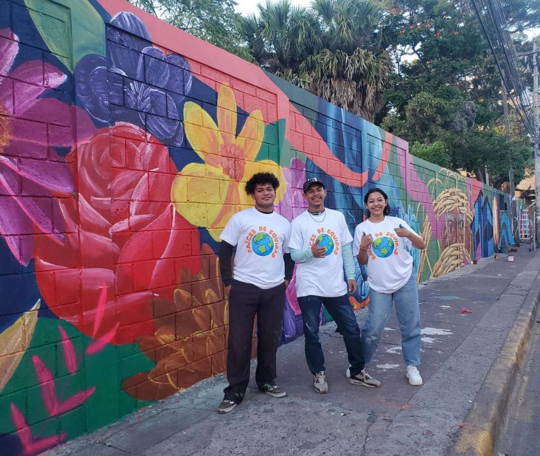 Durante la actividad, se invita a la comunidad a involucrarse donando artículos o recursos que beneficien a los residentes del asilo. 