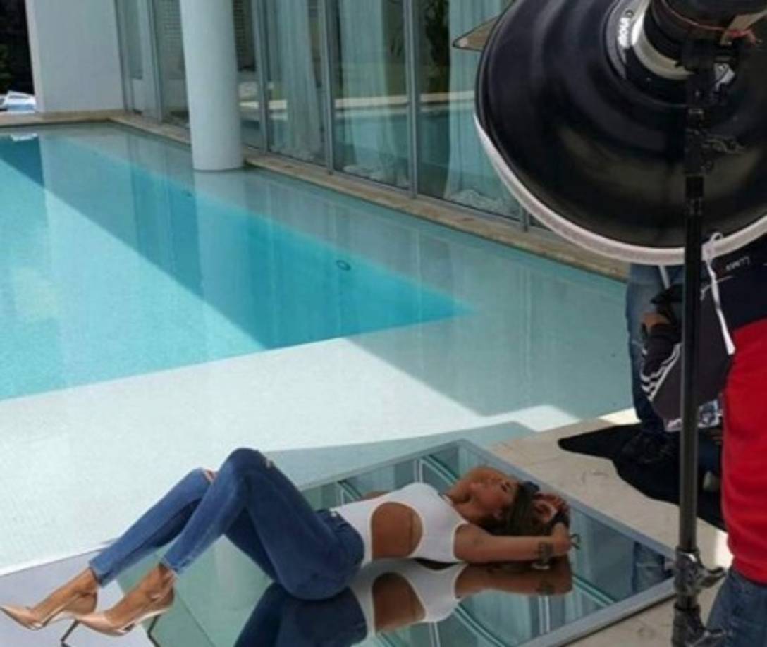 Pero no cabe duda que la chica es una belleza.