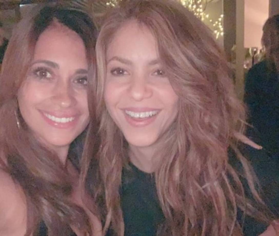 En la postal, Rocuzzo y Shakira, la famosa pareja de Gerard Piqué, se dejaron ver sonrientes y alegres por el gran logro de sus parejas. Diversos medios en España han señalado que ellas no se llevan nada bien ya que la chica de Messi era amiga de la ex de Piqué.