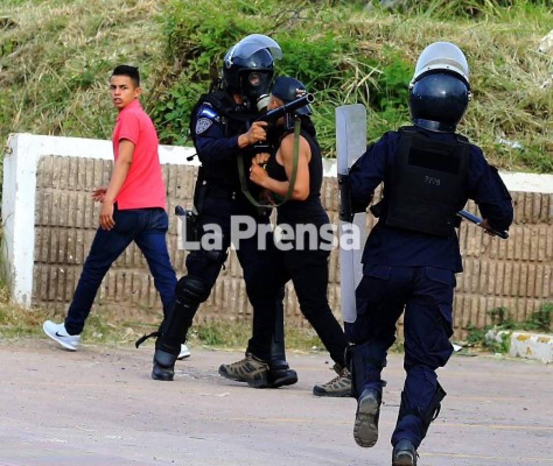 Un grupo de presuntos estudiantes se tomó distintos puntos cercanos a la Universidad Nacional Autónoma de Honduras y el bulevar Suyapa.