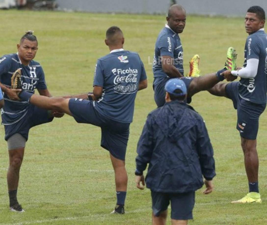 Osman junto con Costly en el entreno de este domingo. El defensor estaba en el retiro ya que no tiene equipo y se ha sumado por pedido de Pinto. Es un hombre que motiva con charlas al grupo.