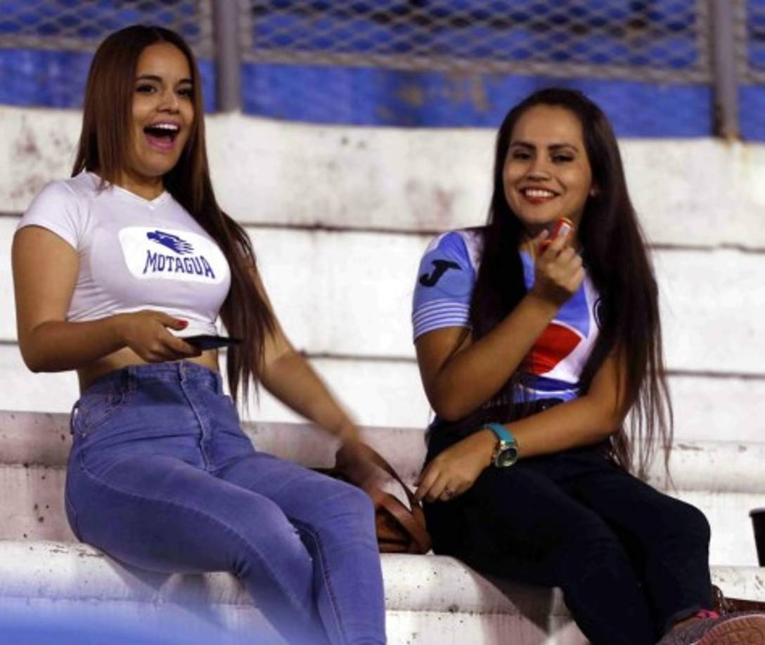 La periodista Yulia Posas (izquierda) no se perdió el partido de su equipo, el Motagua. Ella es una comunicadora israelí, que llegó a San Pedro Sula desde la edad de los ocho años.