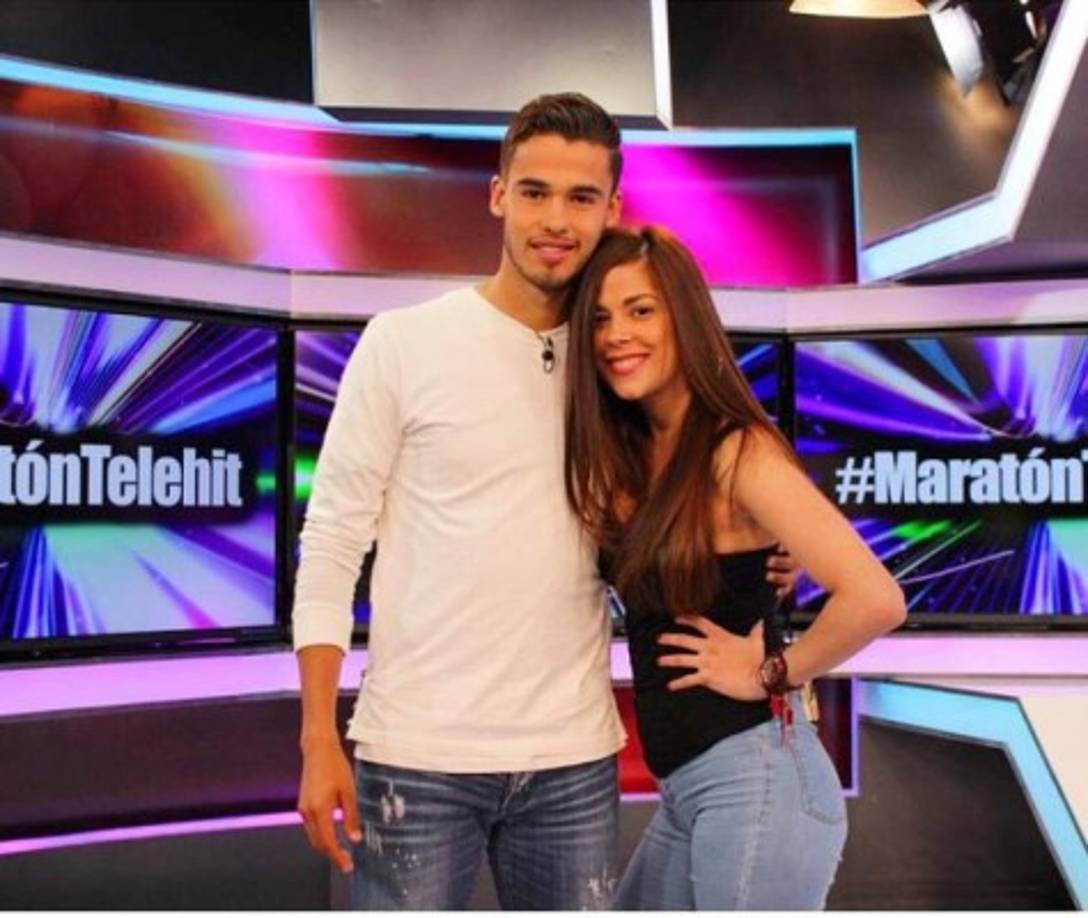 El zaguero mexicano Diego Reyes con su hermosa chica.